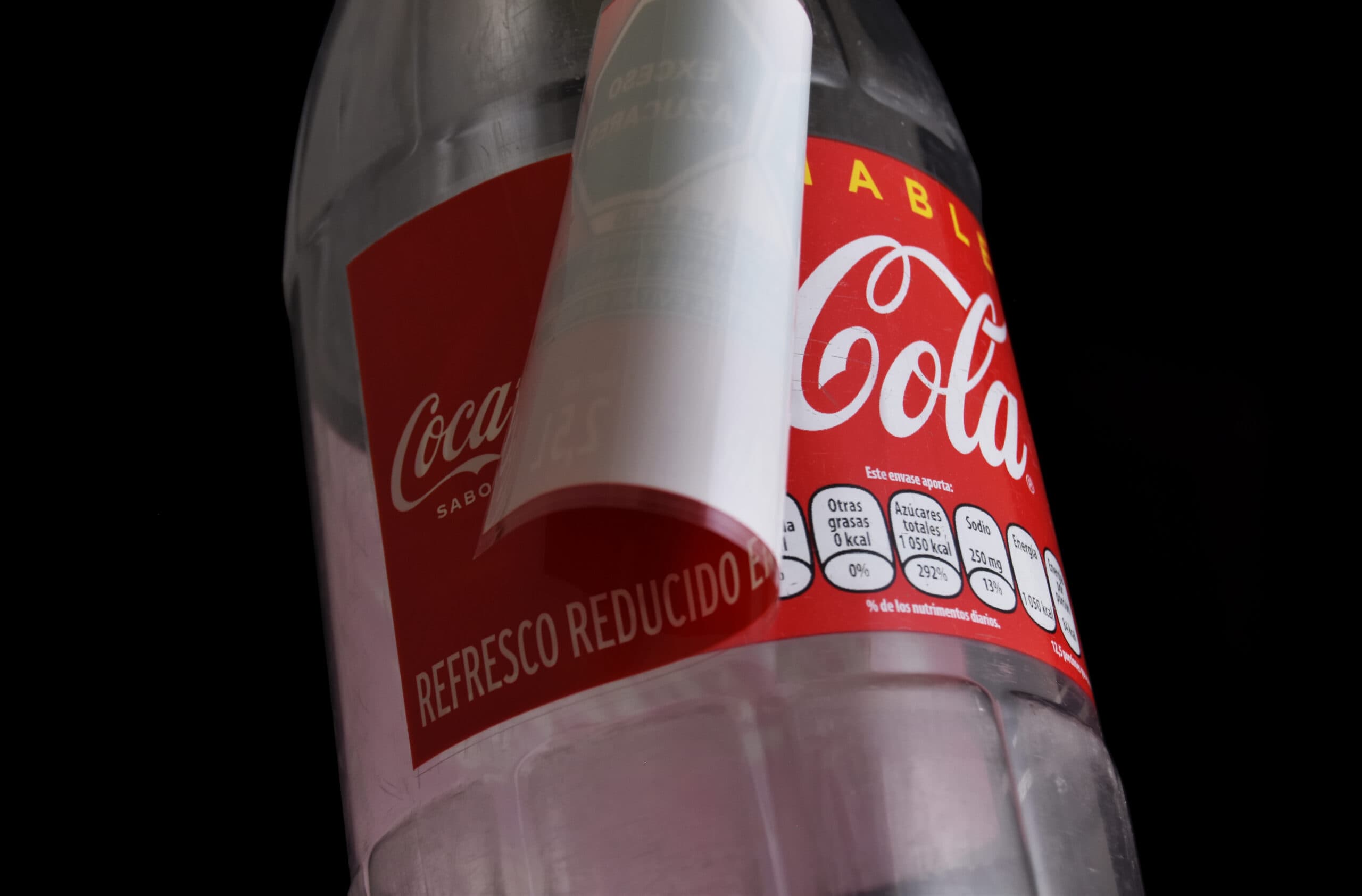 Image of Las etiquetas de encubrimiento resistentes a la cáustica ayudan a Coca-Cola a cumplir rápidamente las nuevas leyes de etiquetado