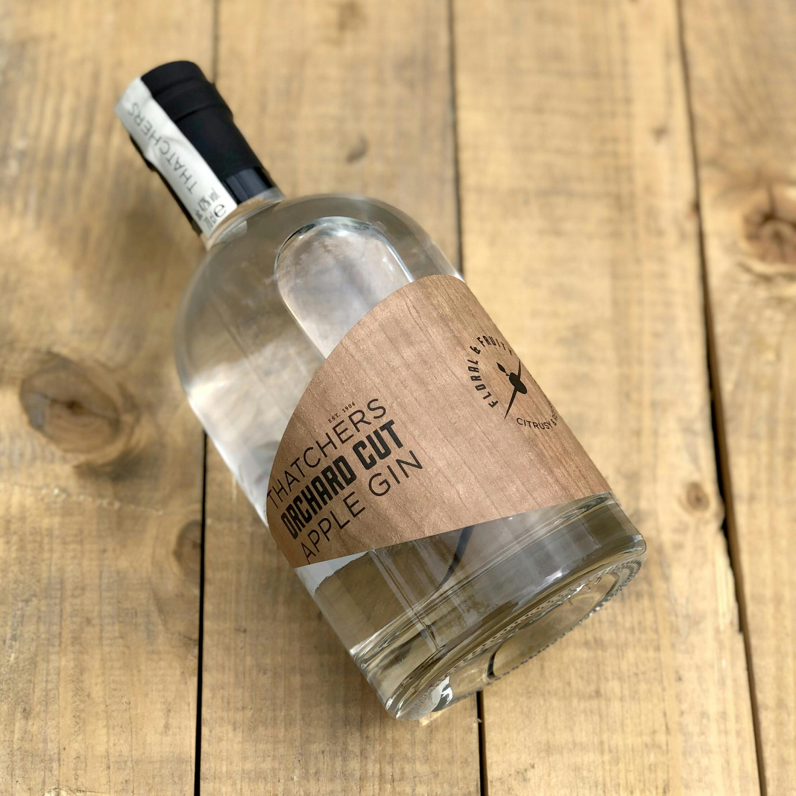 Image of Thatchers Apple Gin: Una bella etichetta wood – label look
